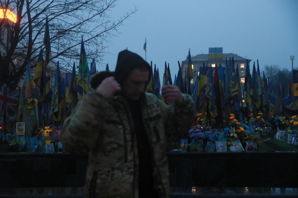 ▲乌克兰基辅插满悼念阵亡军人旗帜的草坪。(图源:新华社)