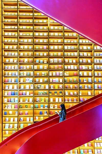 市民在江苏南京市锦创书城读书休闲。新华社发