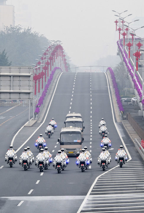 2024年9月29日，中华人民共和国国家勋章和国家荣誉称号颁授仪式在北京人民大会堂隆重举行。这是国家勋章和国家荣誉称号获得者集体乘坐礼宾车，由国宾护卫队护卫前往人民大会堂。新华社记者 高洁 摄