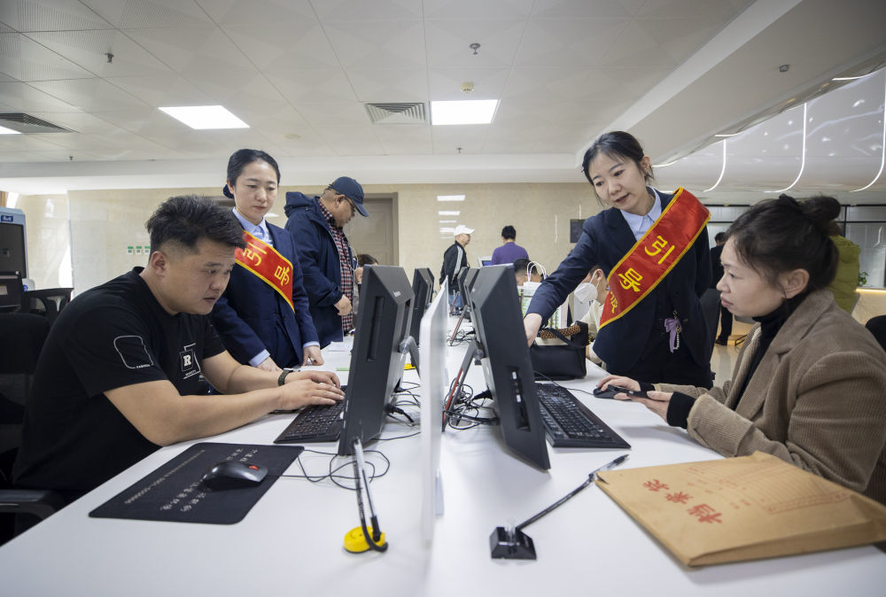 2025年3月21日，在银川市审批服务管理局企业服务大厅，工作人员引导办事人员使用“宁夏企业开办‘一网通办’服务平台”办理业务。新华社记者 杨植森 摄