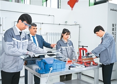 学生们在塔吉克斯坦首都杜尚别的鲁班工坊内学习。新华社记者 李任滋摄