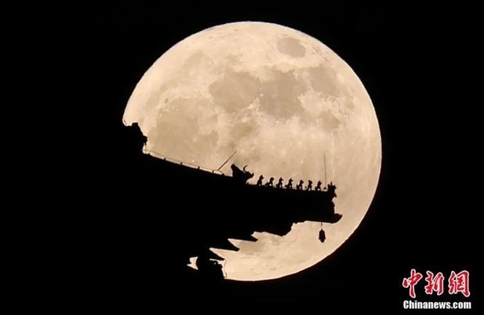 一轮“超级月亮”现身南京上空。(资料图)中新社记者 泱波 摄