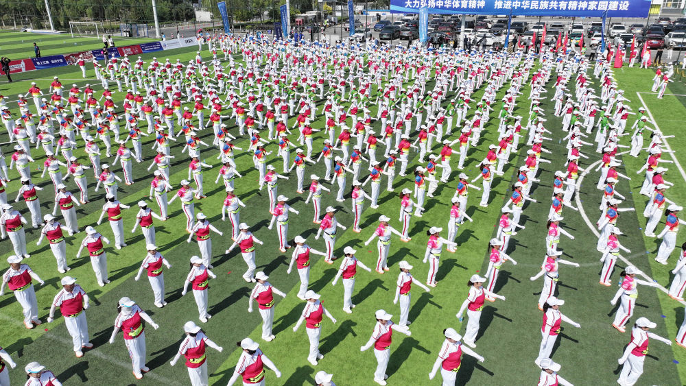 2025年6月10日,群众在宁夏银川市金凤区览山公园参加千人健身操展演(无人机照片)。当日,纪念“发展体育运动 增强人民体质”题词73周年全民健身主题活动在览山公园举行。