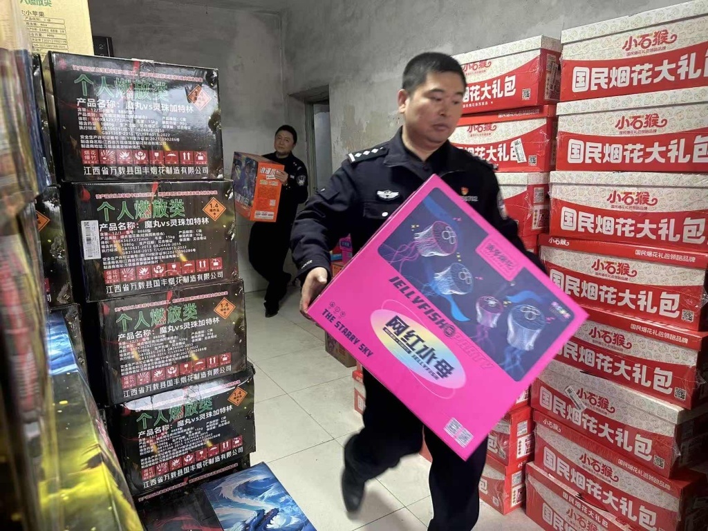 警方查获存放在嫌疑人家中的烟花爆