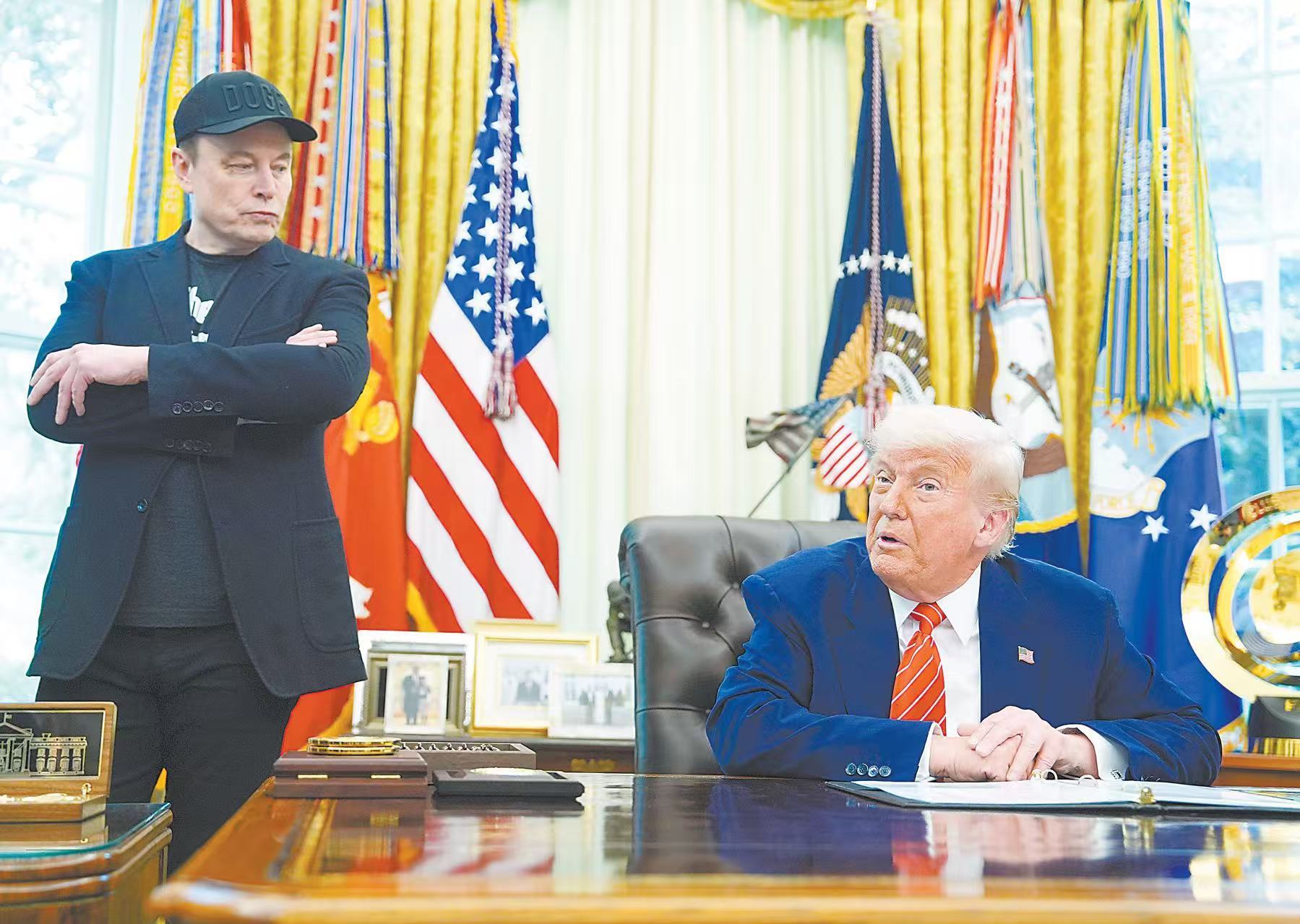 不到一年的时间里，美国总统特朗普和马斯克从亲密盟友走向公开决裂。图为两人5月30日在白宫共同出席新闻发布会，那天是马斯克在政府效率部任职的最后一天。（IC photo）