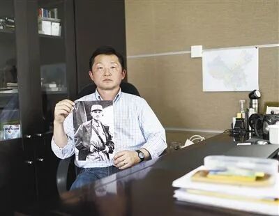 △孫天平拿著父親孫立人將軍的戎裝照