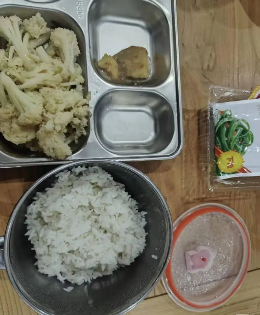 小李和母亲在入住期间的午餐。(图/受访者提供)