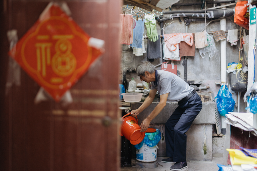 纪昌平一家仍习惯用痰盂。新民晚报记者 萧君玮 摄