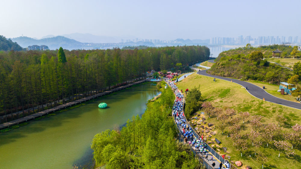 2023年4月8日,市民在浙江杭州临安区青山湖绿道参加第35个爱国卫生月毅行活动(无人机照片)。临安区当月开展第35个爱国卫生月系列宣传服务活动,内容包括为民便民健康服务、病媒生物防制服务、爱卫健康宣传展示、健康行(毅行)活动等,旨在宣传“每个人是自己健康第一责任人”的健康理念和“文明健康绿色环保”的生活方式,弘扬爱国卫生运动新风尚。