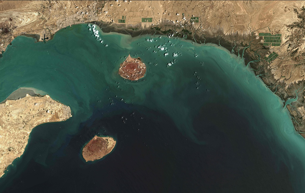 霍尔木兹海峡卫星图。视觉中国 资料图