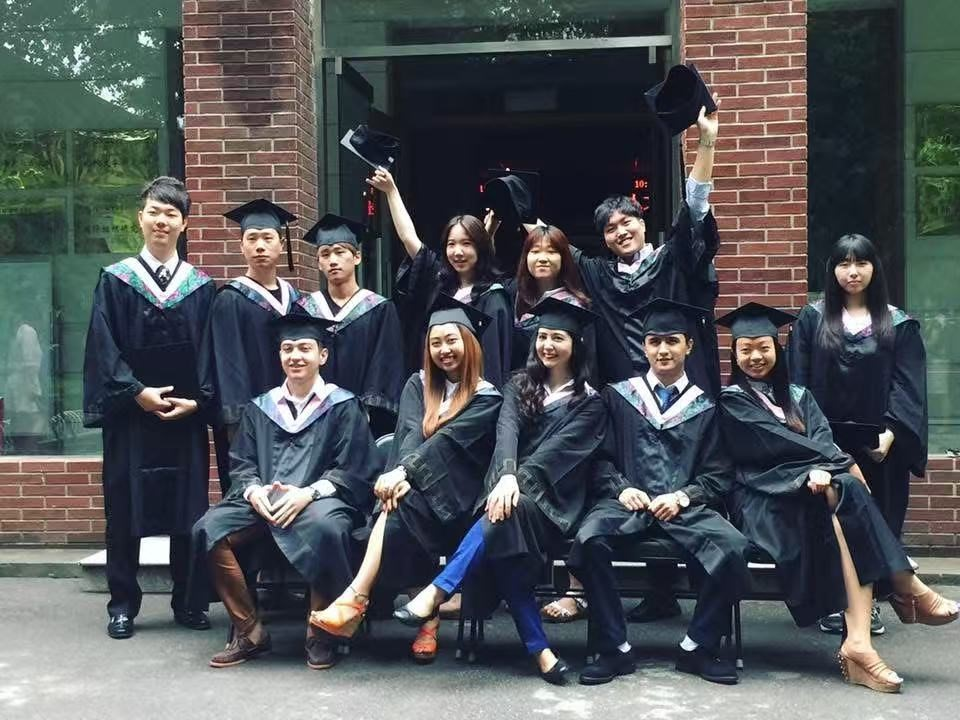 赖阮山心(前排左二)在北京语言大学学习期间。受访者供图