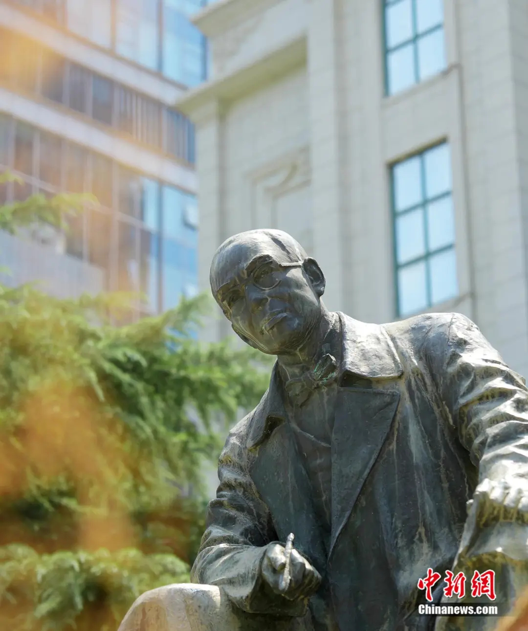 位于武汉市中北路上的田汉雕塑。 郑子颜 摄