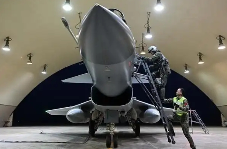 4月28日,埃及空军某基地,参加中埃“文明之鹰-2025”空军联合训练的中国空军飞行员登上歼-10C飞机准备开展夜航训练。央广军事