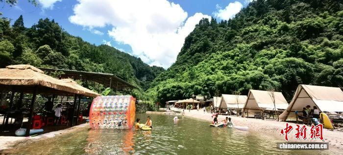 资料图：贵阳市乌当区新堡布依族乡白水河边避暑业态丰富。　陈曦 摄