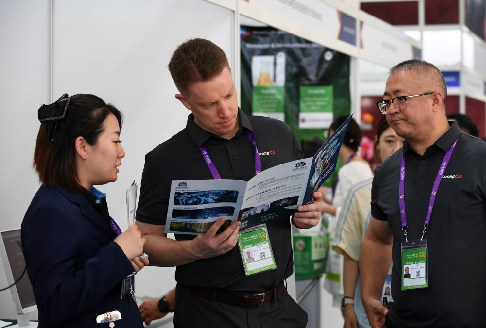 9月17日,在广西南宁国际会展中心,人们在展览现场交流。新华社记者 陆波岸 摄