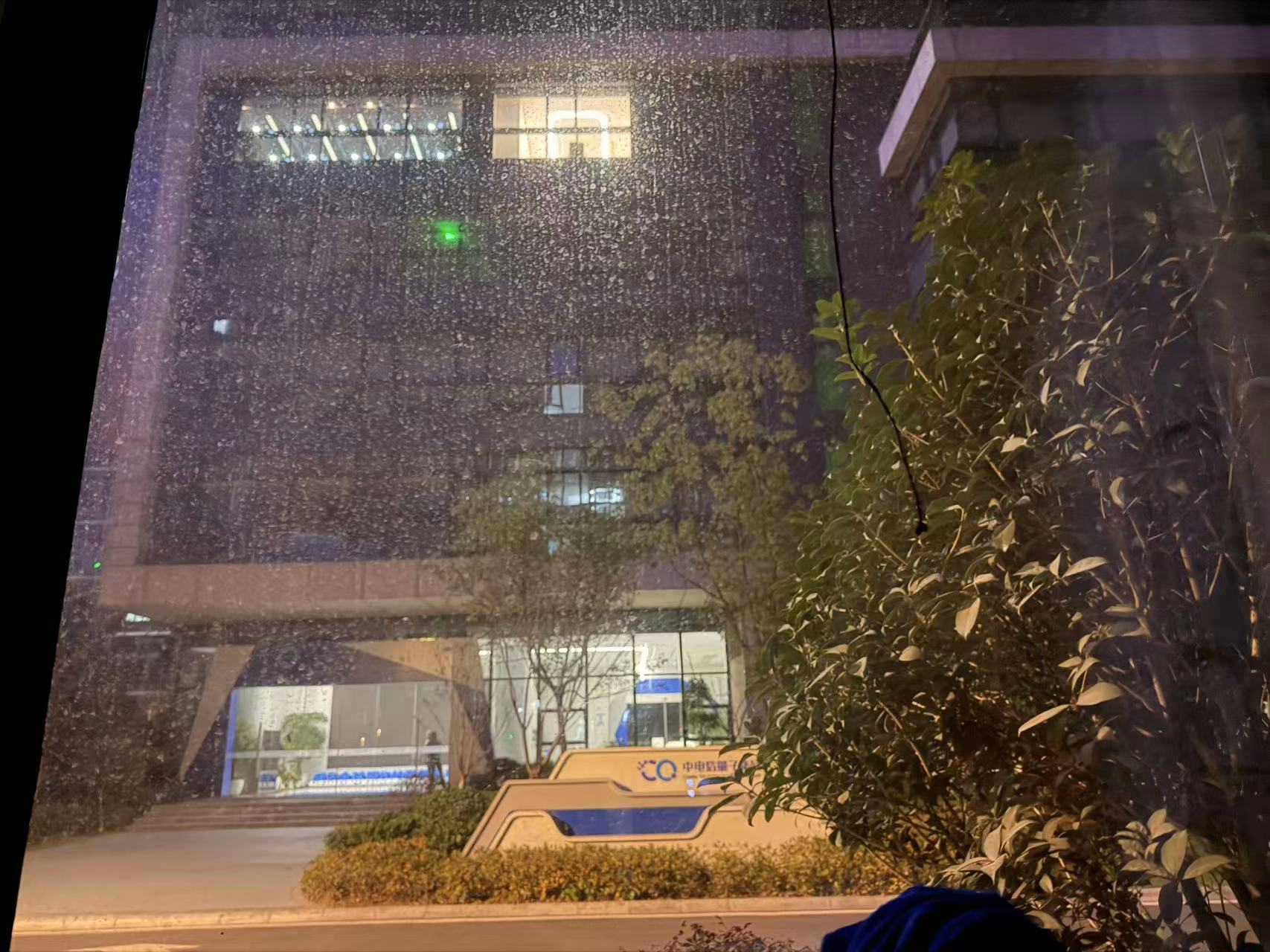 公司楼上仍亮着灯 记者祝文博 摄