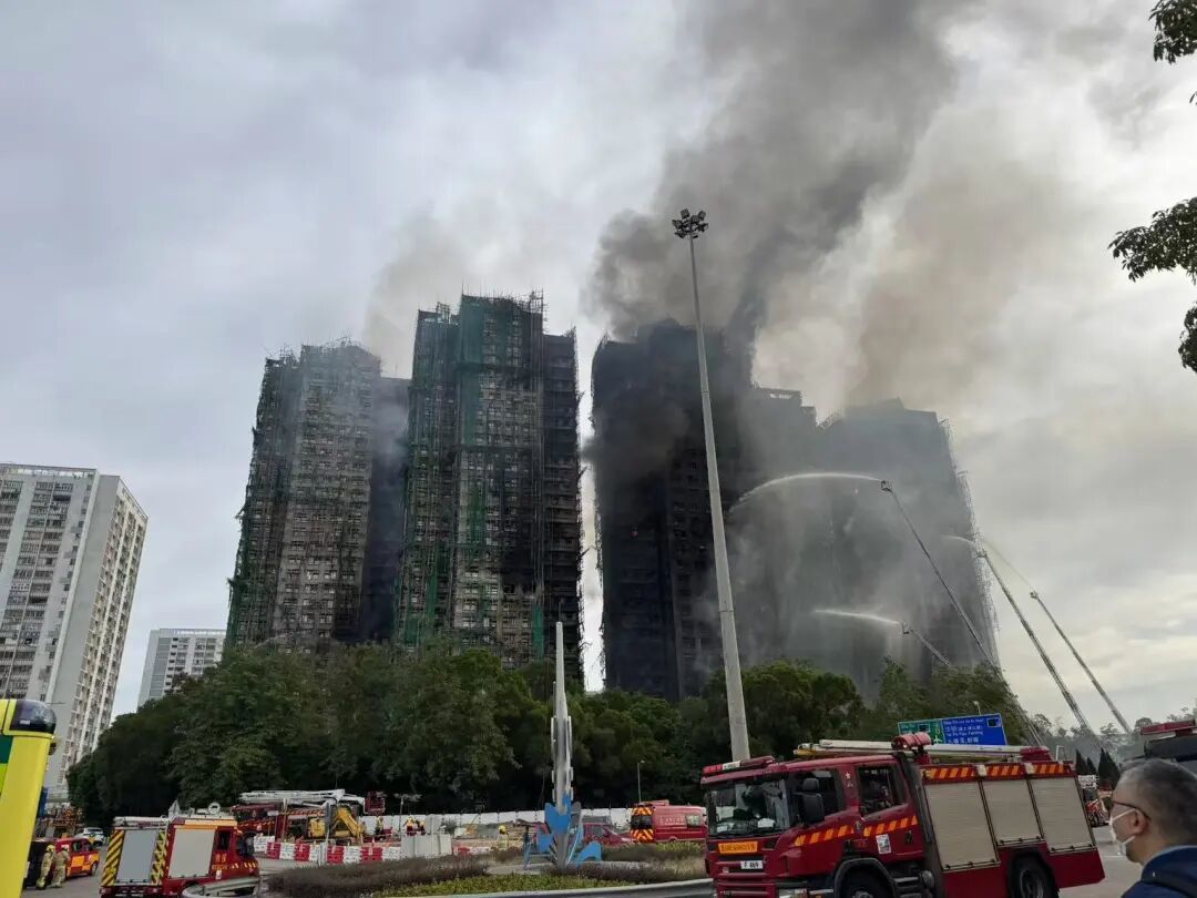 正在救火的香港大埔宏福苑。图/受访者提供