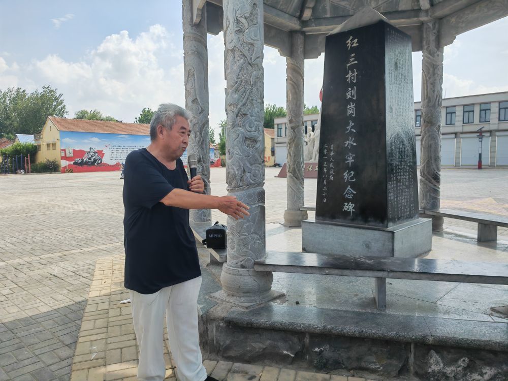 在菏泽市曹县韩集镇刘岗村，义务讲解员刘全义正在讲解抗日故事。新华社记者刘铮 摄