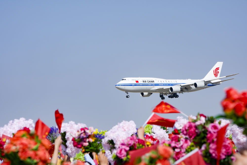 9月23日下午,中共中央总书记、国家主席、中央军委主席习近平率中央代表团乘专机抵达乌鲁木齐,出席新疆维吾尔自治区成立70周年庆祝活动。习近平等在机场受到新疆各族群众的热烈欢迎。新华社记者 毕晓洋 摄