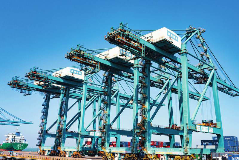 黄骅港津冀集装箱码头一片繁忙景象（2024 年 5 月 26 日摄）付秀智摄