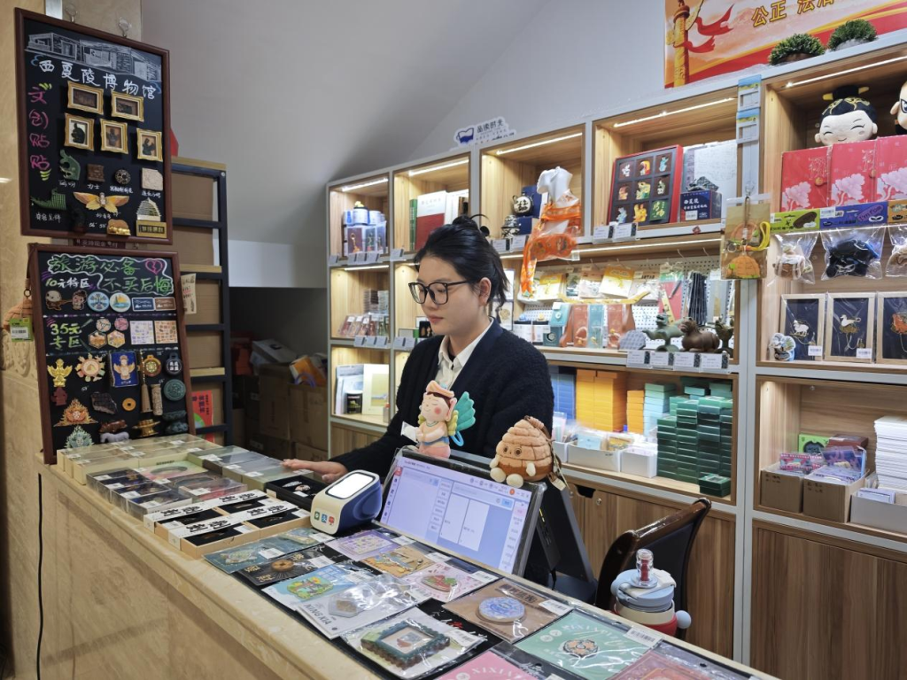 申遗成功后西夏陵客流量大幅增加，西夏陵博物馆内文创店的网红冰箱贴一天最多可以卖1000个。