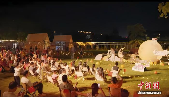 中秋节前夕,龙港市举办“给月光写首诗·理想就浙Young”音乐节。龙港市委宣传统战部 供图