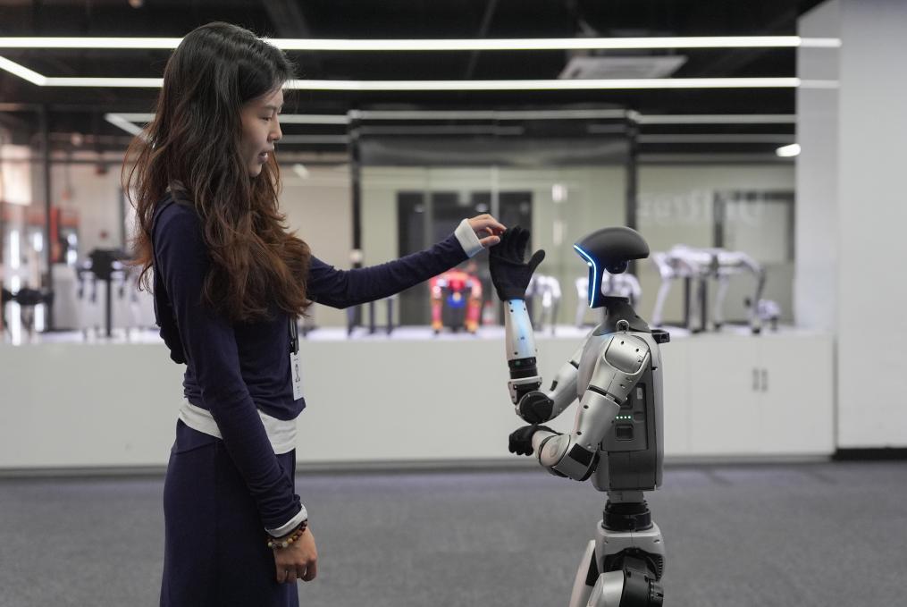 4月23日，在知名机器人公司杭州宇树科技展厅内，宇树人形机器人G1展示模仿动漫角色奥特曼的“光波”动作。 新华社记者 黄宗治 摄