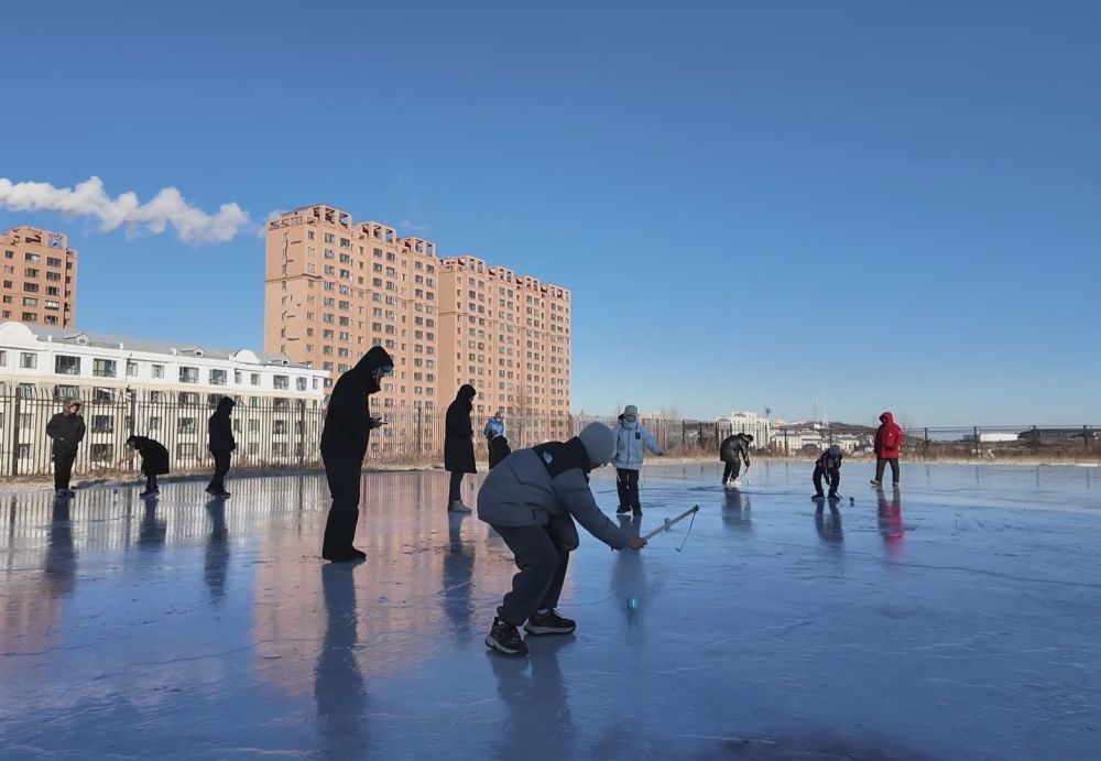 学生们在绥芬河市高级中学的冰场上进行“抽冰尜”比赛。（受访者供图）