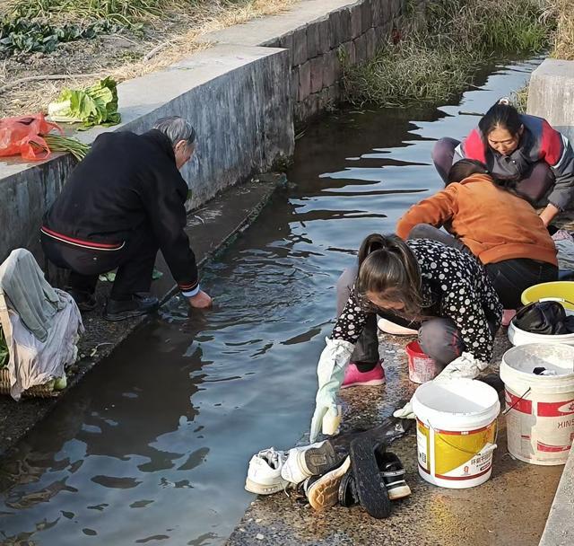 正在洗衣、洗菜的村民。图/九派新闻 闫华阳