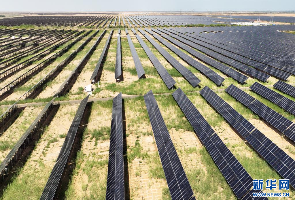 内蒙古磴口县防沙治沙和风电光伏一体化项目区。新华社记者 李云平 摄