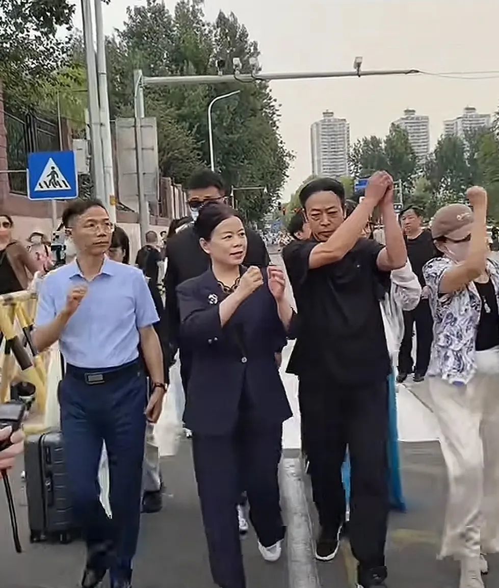 庭审当日,姚策养父母许敏夫妇一身黑衣。图/网络视频截图
