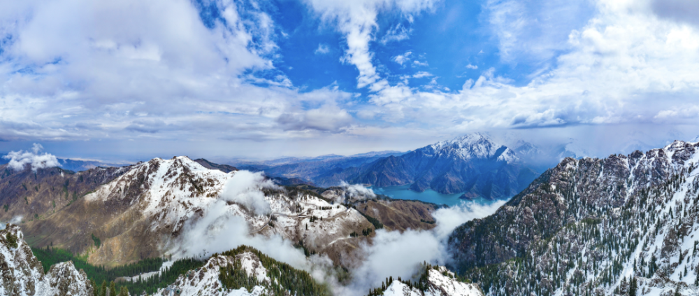 天山天池风光(无人机照片)。(昌吉回族自治州融媒体中心记者 何龙 摄)