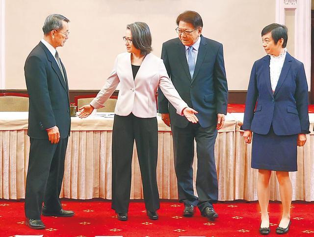 蔡秋明(左一)