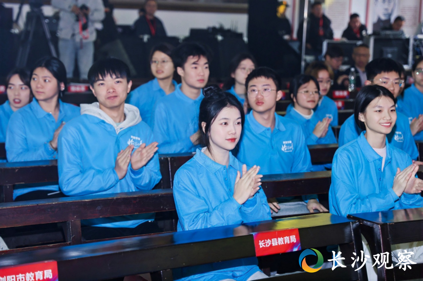 现场气氛热烈，同学们融入演出