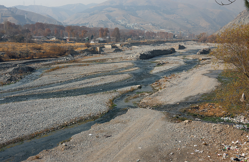 当地时间2025年11月29日,伊朗德黑兰北部拉瓦桑地区,一条河流几乎干涸。伊朗正面临降雨和降雪量稀少导致的严重干旱。视觉中国 图