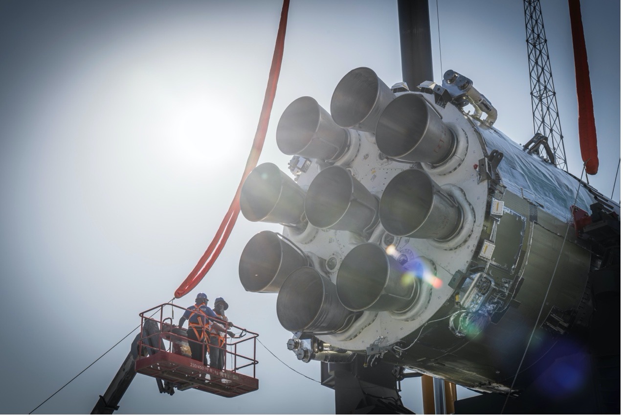 朱雀三号一子级安装𱅅台发动机。