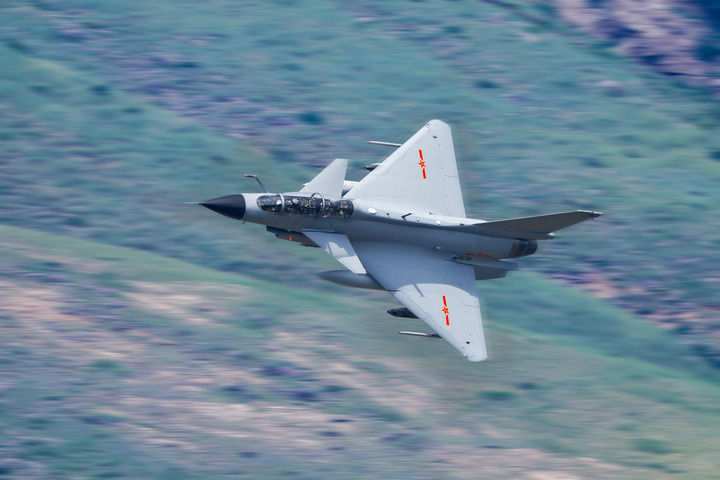 ↑空军航空兵某旅开展超低空山谷突防演练（2025年6月23日摄）。新华社发（谭巳成 摄）