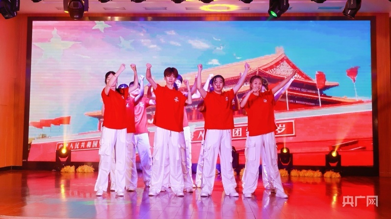 天津石油职业技术学院啦啦操《青春&middot;跃动&middot;中国心》（央广网记者 周思杨 摄）