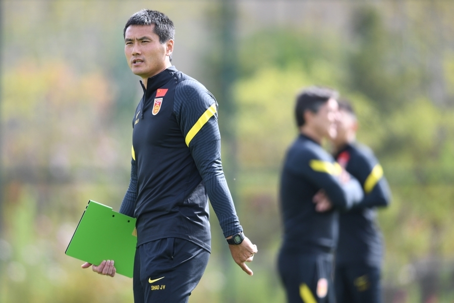 邵佳一(左)曾出任中国U20男足领队