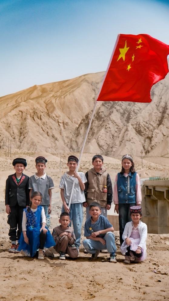 ∆图为托合提麦提和小伙伴在“巡逻”途中合影。 和田地委宣传部供图