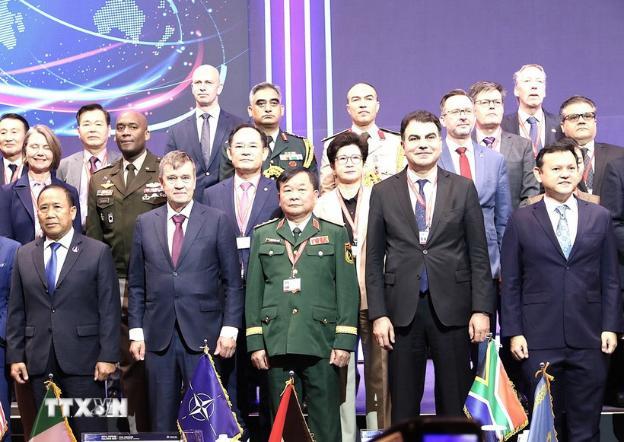 2025年9月,越南国防部副部长黄春战(中)参加“2025首尔安全对话” 图片转自越通社