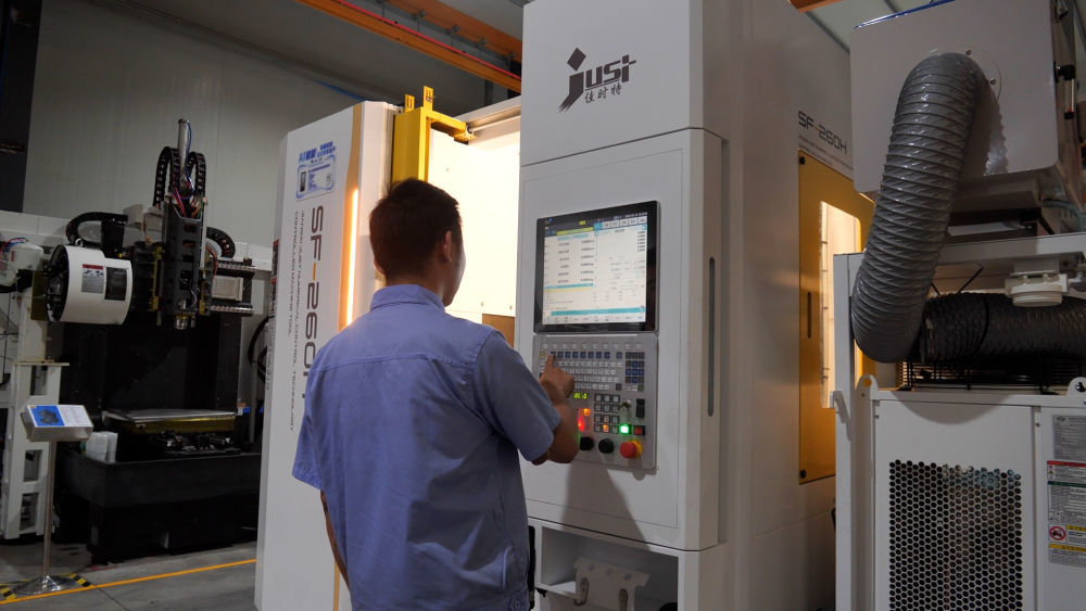 江西佳时特数控股份有限公司技术人员正在操作数控机床。新华社记者 黄和逊 摄