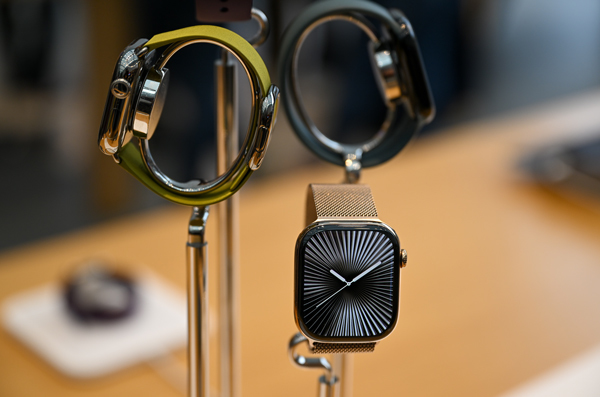 苹果专卖店展示着Apple Watch系列10 IC photo
