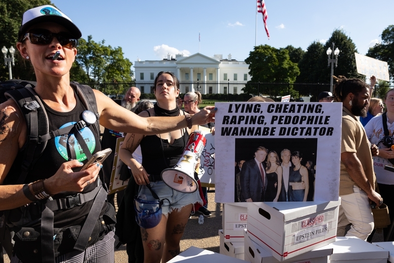 当地时间2025年9月2日,美国华盛顿特区,美国国会山前爆发反特朗普示威游行。反特朗普抗议者们高举示威标语,要求公开爱泼斯坦案机密文档。 IC Photo