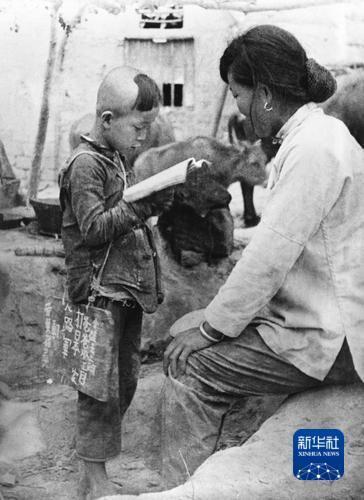 放学回来(1941年,太行山区)。徐肖冰 摄