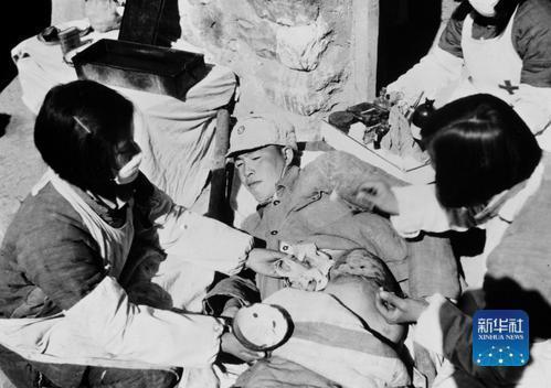 护士给八路军战士上药。沙飞 摄
