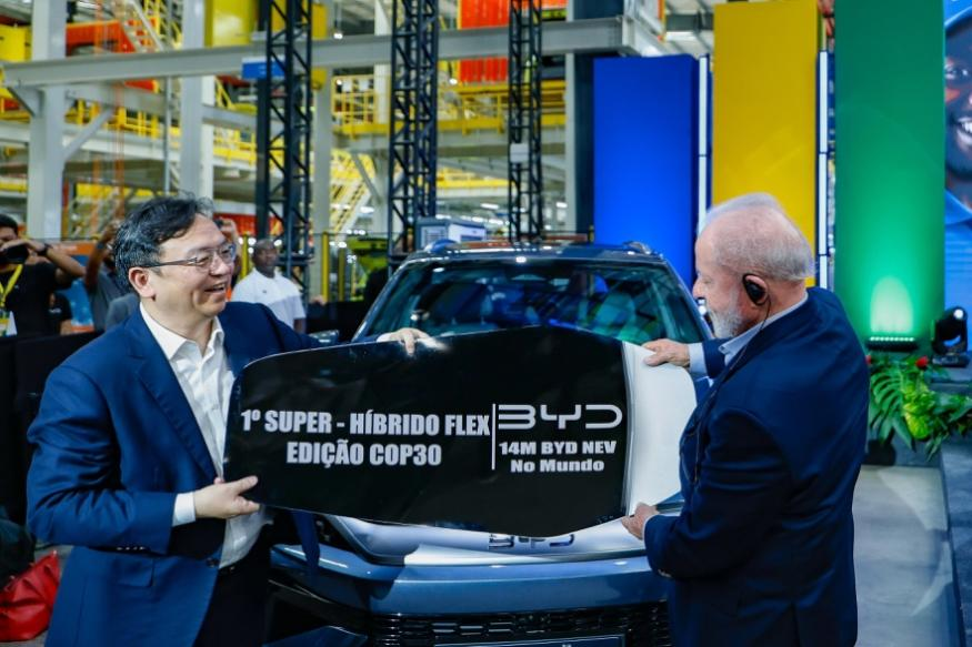 王传福向卢拉交付比亚迪