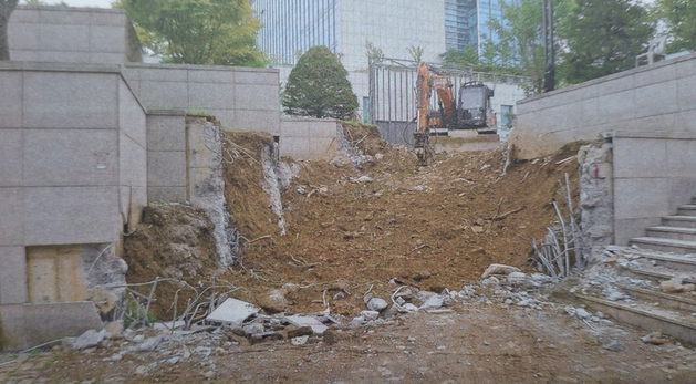 尹锡悦在任期间,首尔龙山总统府综合大楼东入口处,“秘密通道”施工期间。图源:韩媒