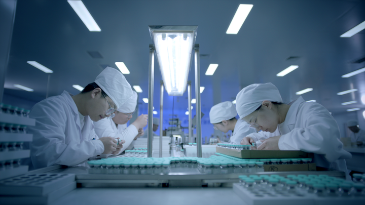 锦波生物的工作人员正在对胶原蛋白针剂进行分装。（受访者供图）