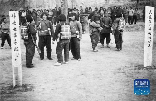 晋察冀边区女民兵。沙飞 摄